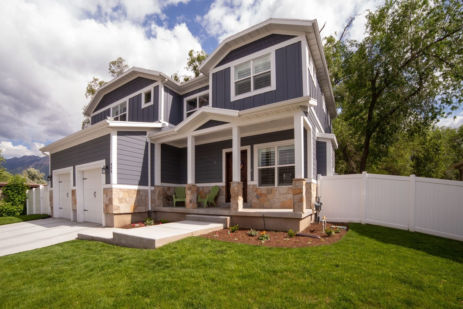 Illustrative house exterior, not Jeremy Allen White's actual residence