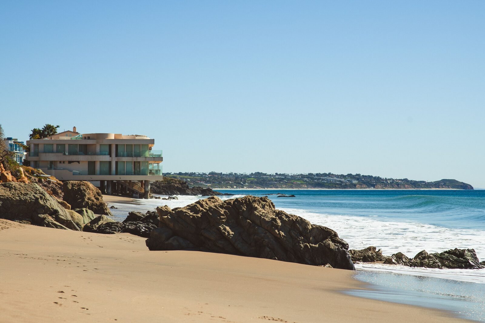 Illustrative beachfront house exterior, not Margaret Qualley's actual residence