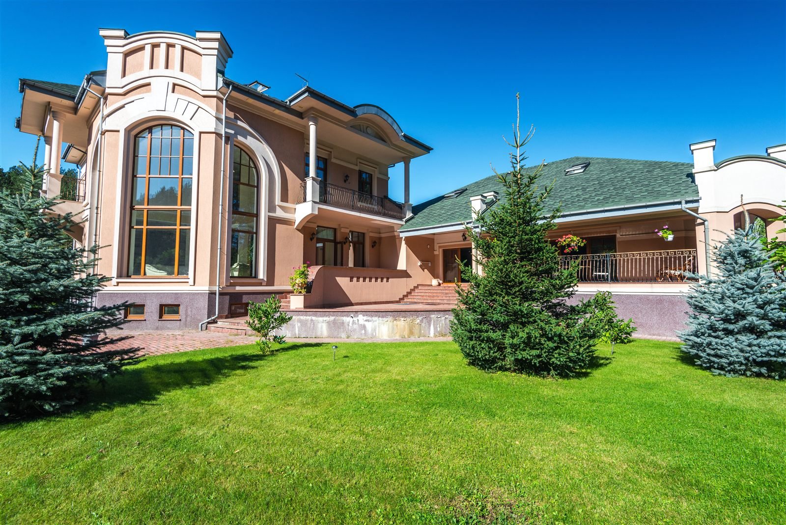 Generic luxury mansion exterior, not Tom Holland's actual residence