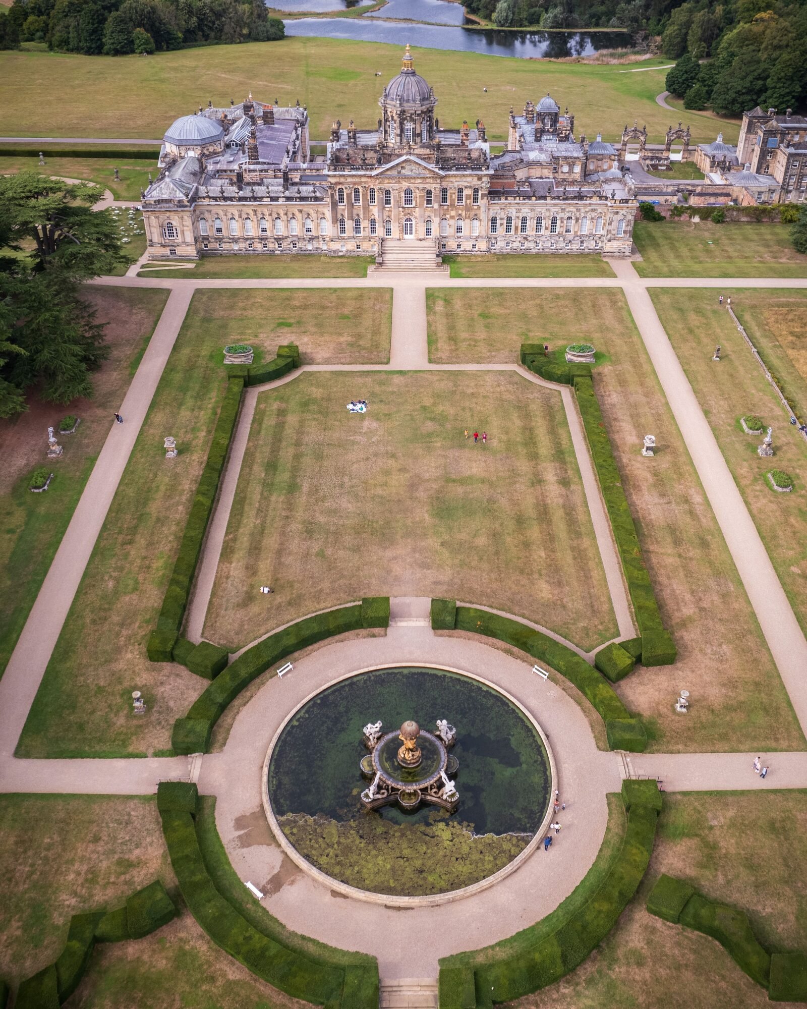 Illustrative grand estate exterior, not Tom Hiddleston's actual residence